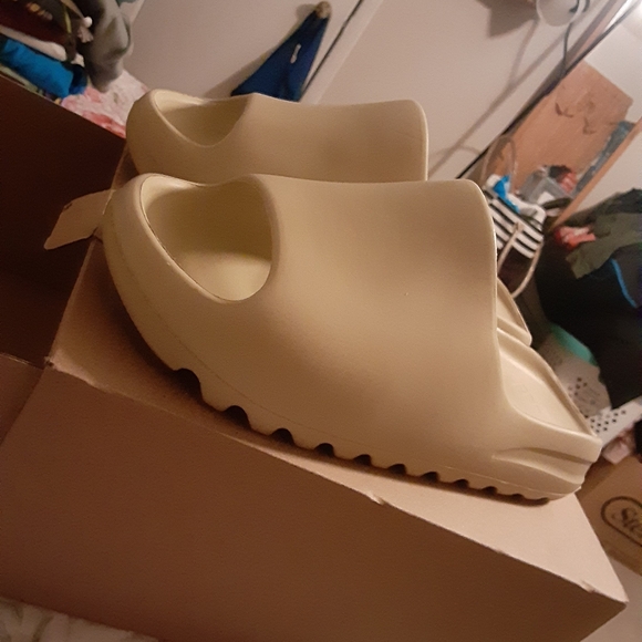 Yeezy slides,size 9,Beige. main image 5